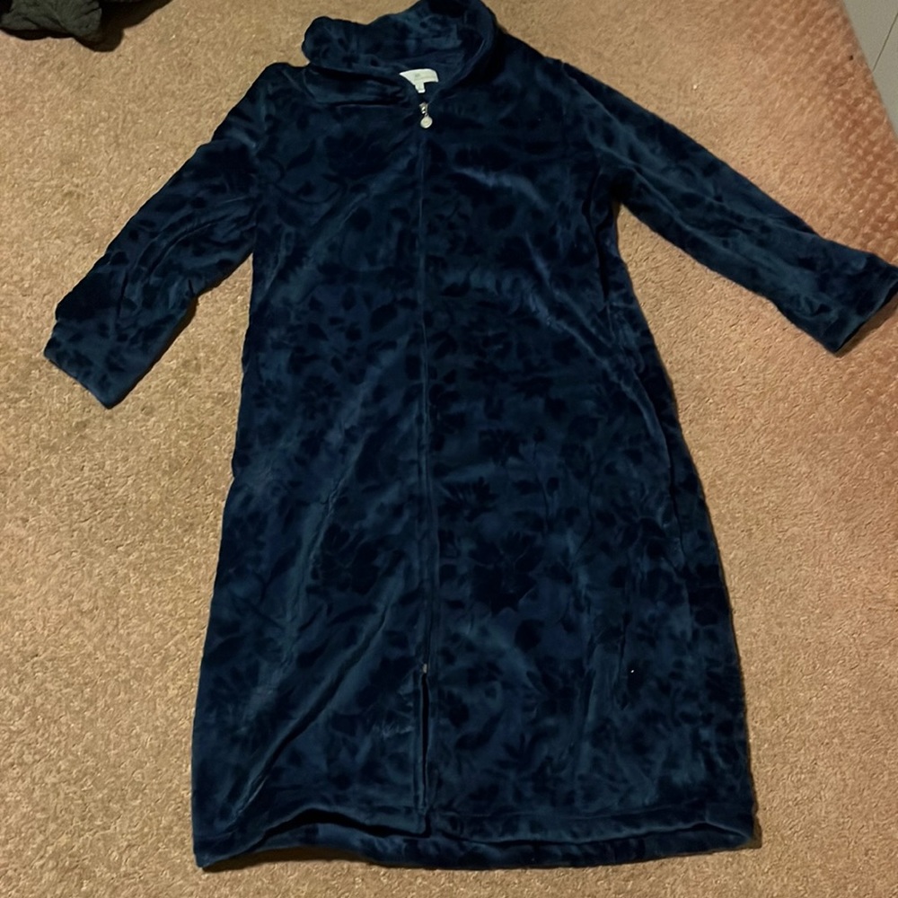 Super comfortable robe size large with floral detail